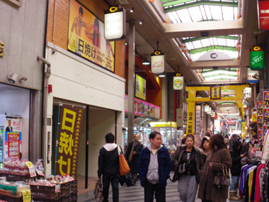 中央通り商店街のど真ん中に位置する2階にあります。